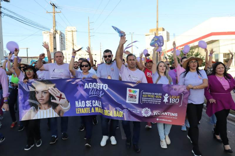 Prefeito de Araguaína e outras autoridades durante a caminhada 